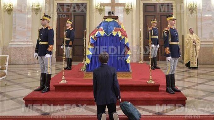 Cine este, de fapt, elevul care a îngenuncheat la catafalcul Regelui Mihai