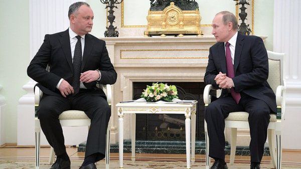 Președintele R. Moldova îi cântă ode lui Vladimir Putin în presa rusă