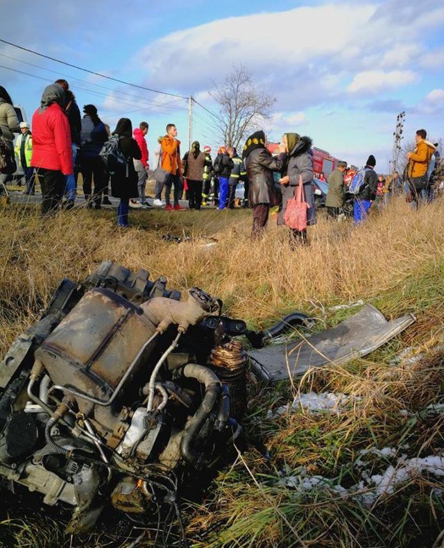 Accident de cod roşu în judeţul Bacău: un autocar s-a ciocnit cu un microbuz
