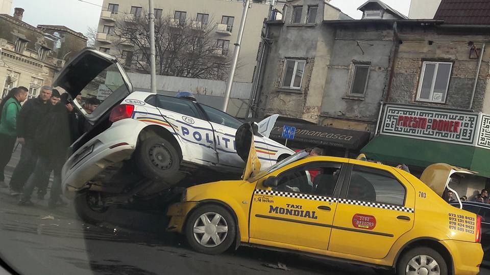 Accident grav în Bucureşti. Maşină de poliţie, răsturnată peste un taxi. Imagini de la faţa locului