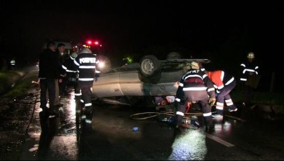 Impact violent în Creaca: un mort. Şoferul şi o minoră, grav răniți 