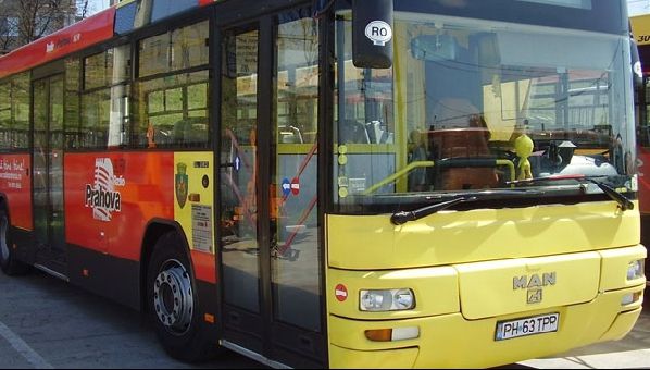 Nou caz şocant: o femeie a ameninţat călătorii din autobuz cu un cuţit. A fost reţinută la metrou