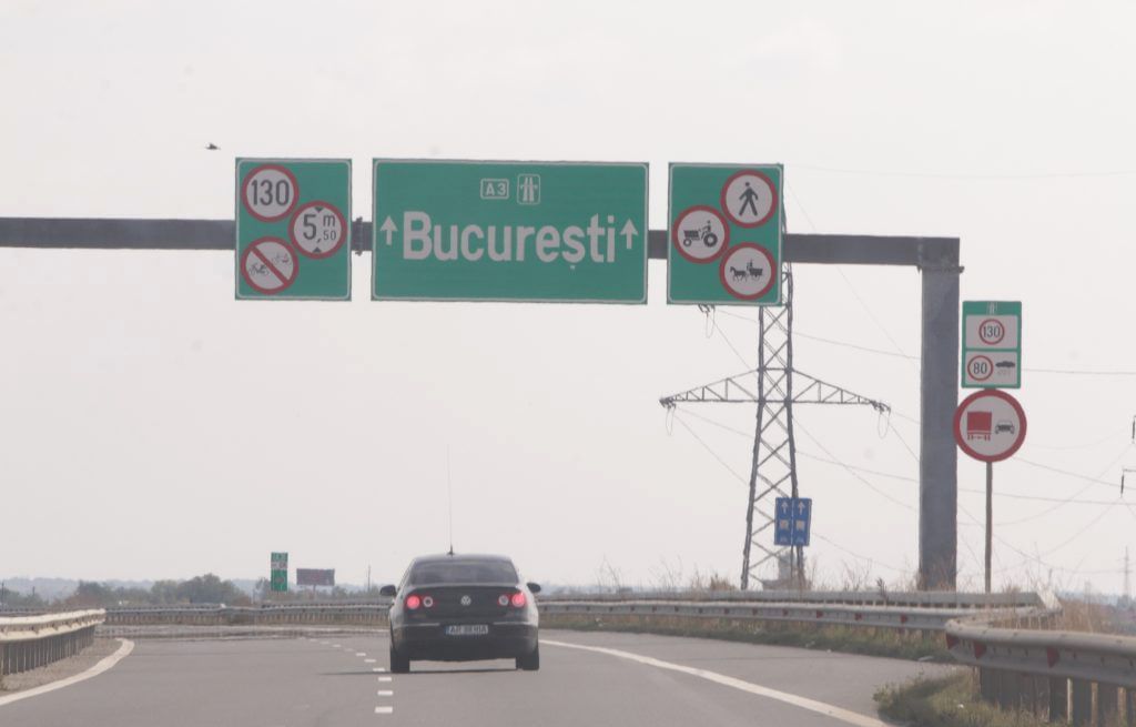 Premierul, ironii pe seama miniştrilor săi: La hărţi stăm bine, tragem dungi cu carioca