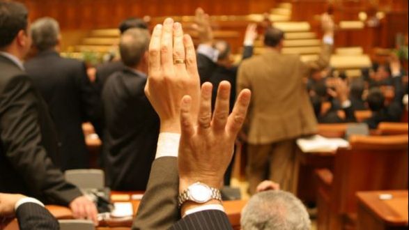 Cadouri memorabile ale parlamentarilor. Ce le-a adus Moșul în copilărie