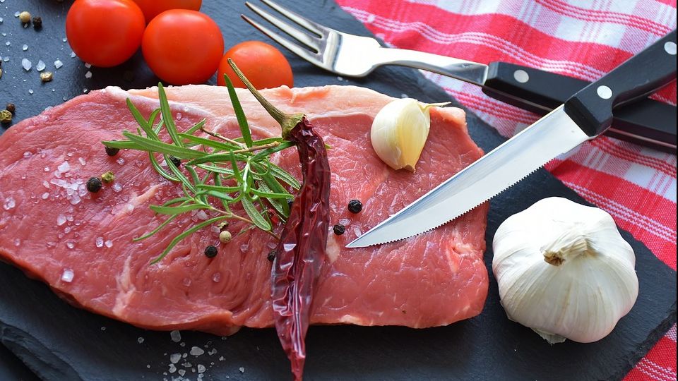 Legătura dintre cancer şi consumul de proteine. Un doctor face o dezvăluire şoc