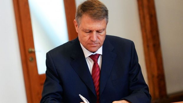 Președintele Iohannis, "mut ca o lebădă" în scandalul care poate arunca România în criză