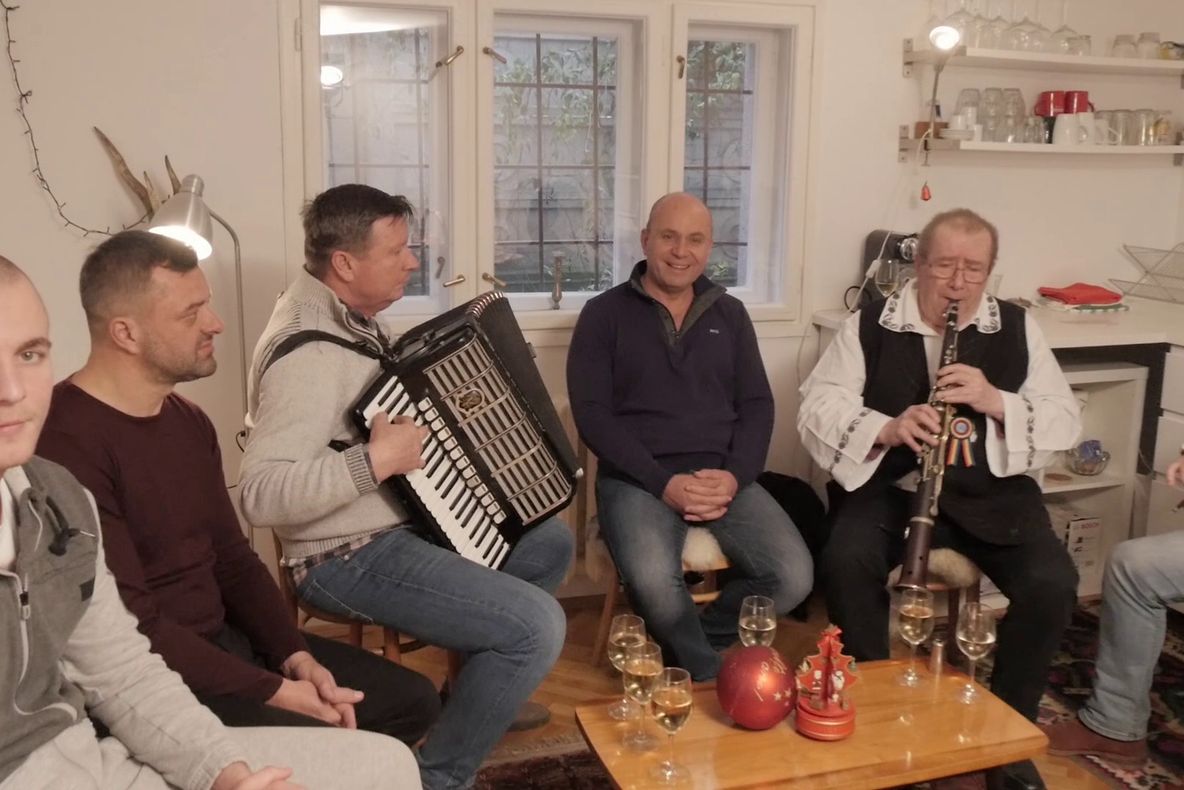 Gușă și Tămaș îl colindă pe Fărcaș