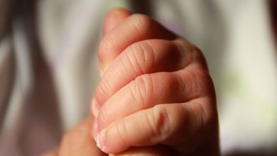 Caz şocant în Caraş-Severin: Şi-a ucis copiii de abia născuţi şi i-a îngropat sub o stâncă