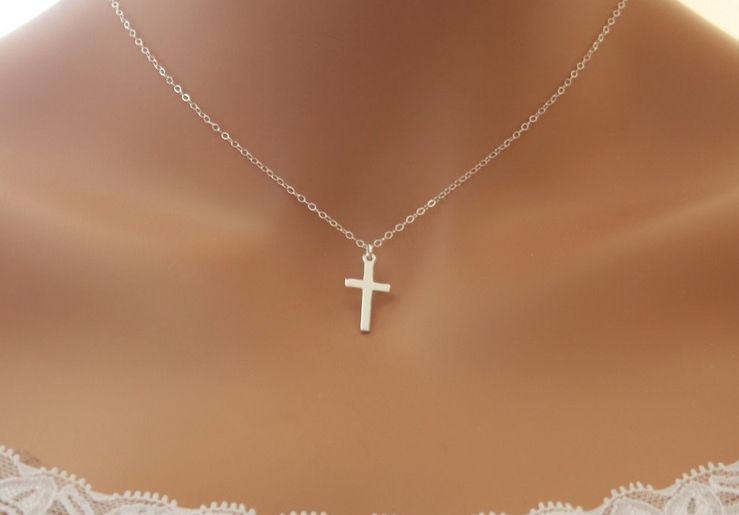 De la cine NU trebuie să primești CRUCIULIŢA cadou și ce se întâmplă când porți bijuteria la gât