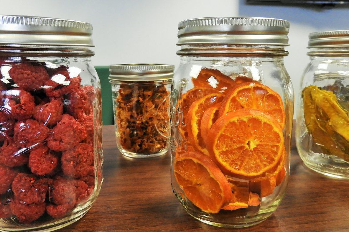 Cum să păstrezi alimentele pentru mai mult timp fără să le ţii la frigider. Sfaturi de la bunici