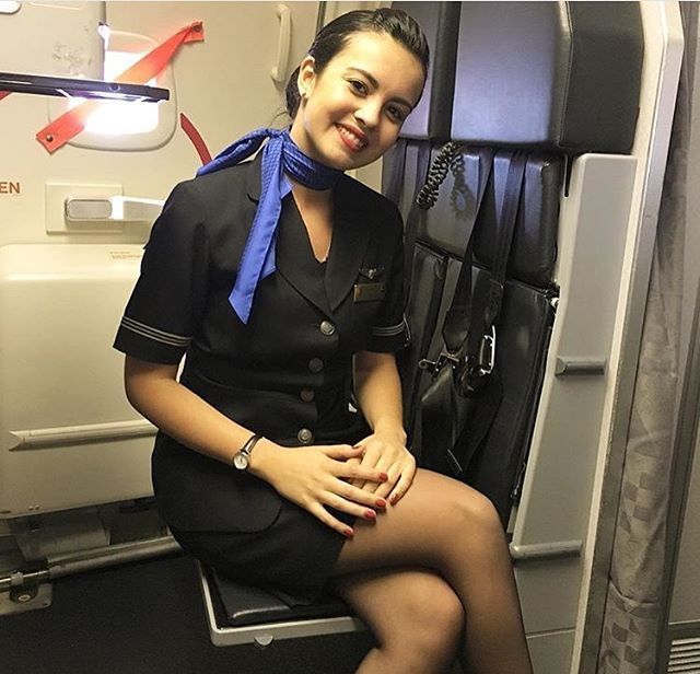 Imagini rușinoase. Cum a fost surprinsă o stewardesă în momentul când credea că n-o vede nimeni 