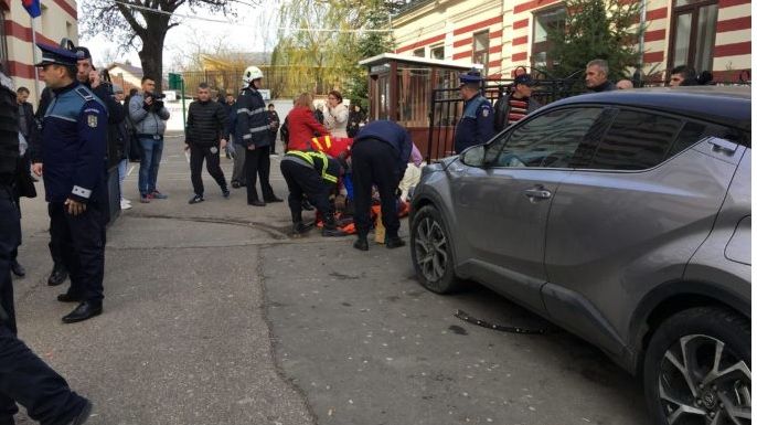 Directoarea unei școli din Buzău a spulberat cu mașina grupul de părinți care își așteptau copiii