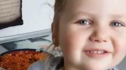 VIDEO. O fetiță de câțiva anișori dă clasă la făcut sarmale