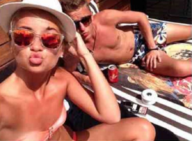 I-a zis amicului să-i mărească sânii din imagine iubitei lui.A primit poza înapoi, toţi au râs de el