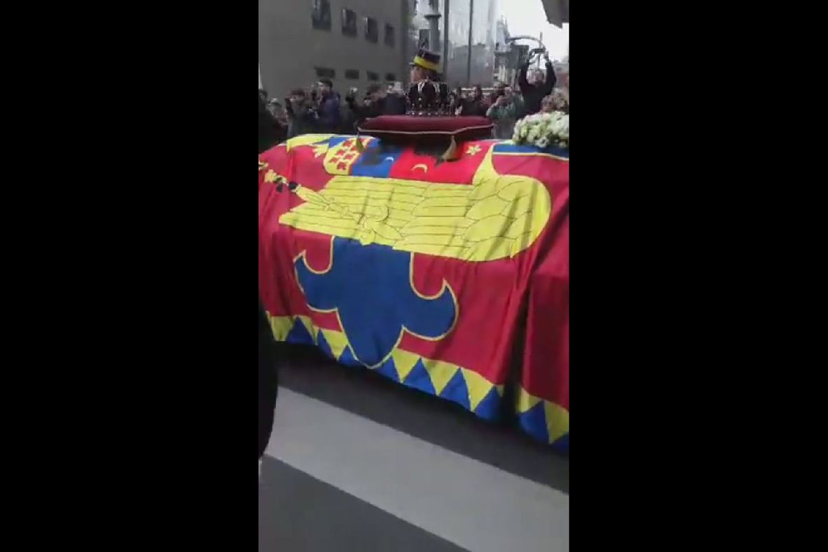 Regele Mihai. Imagini care nu s-au văzut la TV: realitatea.net a filmat chiar de lângă afetul de tun