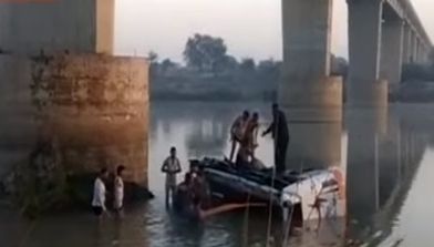 Accident înfiorător! Un autobuz plin cu pasageri a căzut de pe pod: 33 de morţi, peste 20 de răniţi