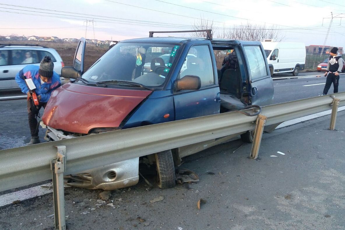 Accident grav pe A1. Un TIR şi două autoturisme s-au ciocnit