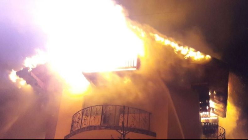 Incendiu la o pensiune din Buzău. Turiștii se aflau înăuntru