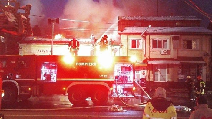 Incendiu violent la Timişoara. Mai multe magazine, în flăcări, un bărbat carbonizat