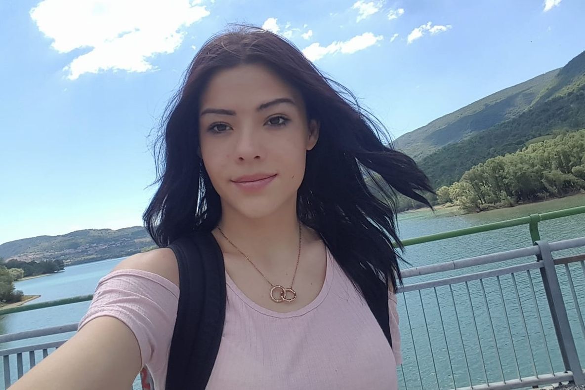 O româncă de 19 ani s-a spânzurat în Italia după ce și-a pierdut locul de muncă