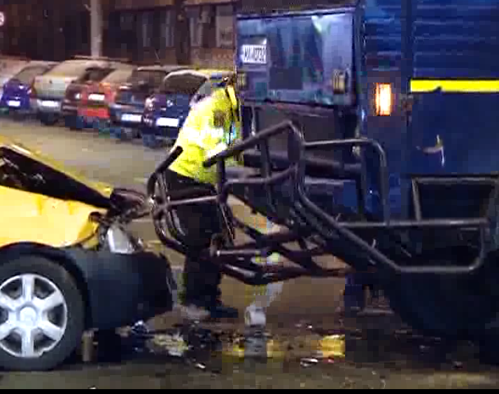 Un nou scandal zguduie Jandarmeria. Un subofițer băut a rănit două persoane și a avariat 6 mașini