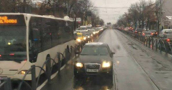 Mașină a Primăriei Capitalei, filmată pe linia unică pentru tramvaie. "Angajatul a fost concediat"