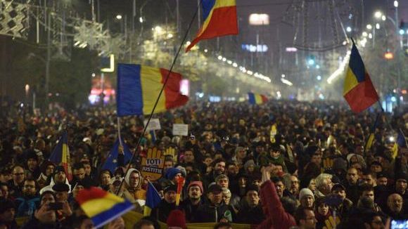 Motivul pentru care un protestatar a fost condus la secție și riscă o amendă de 500 de lei   