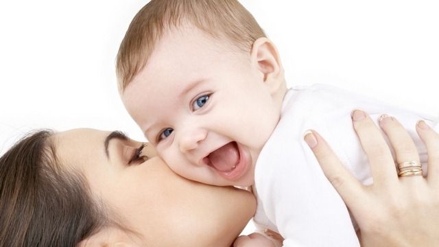 Până la ce vârstă ar trebui bebeluşii să doarmă cu mama lor