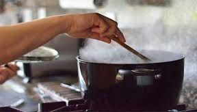 Nutriționiștii dezvăluie lista alimentelor care devin toxice prin reîncălzire. Tu le consumi?