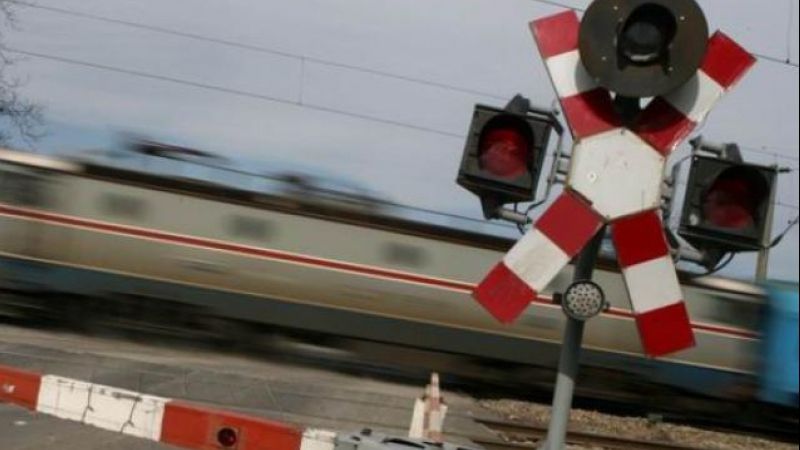 Accident teribil pe o cale ferată din Sibiu: un autoturism a fost spulberat de tren