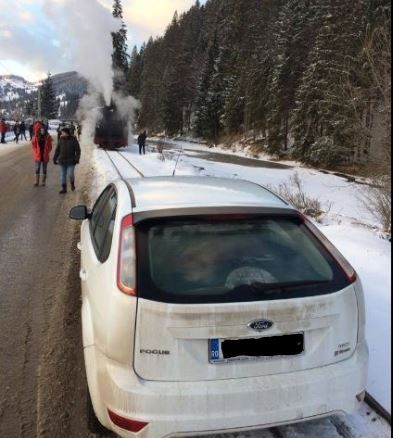 Imagini halucinante la Moldovița. Celebra mocăniță, blocată de o mașină parcată pe șine