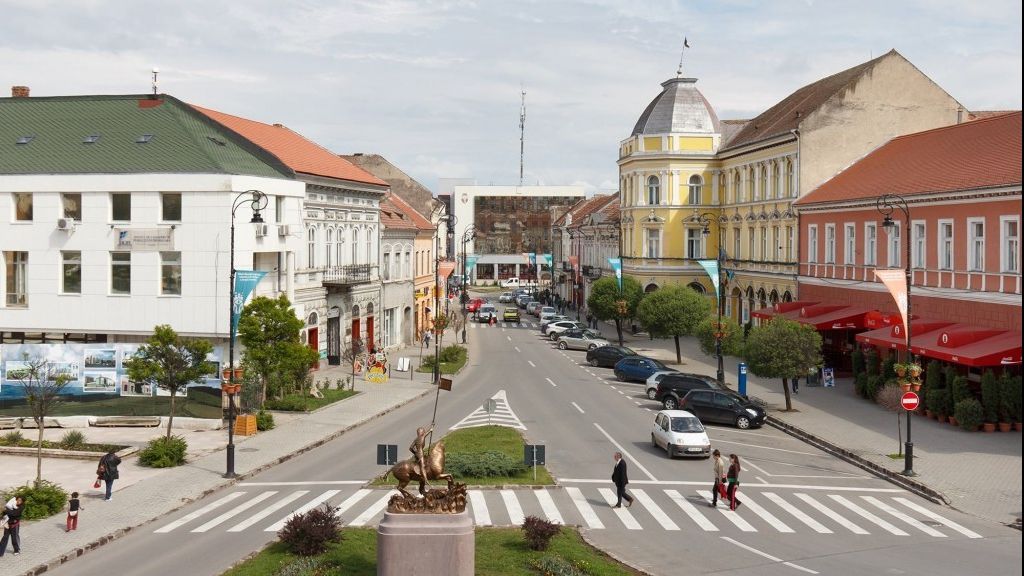 Oraşul din România care SĂRBĂTOREŞTE ANUL NOU de 2 ori: la 12 noaptea şi la ora 1