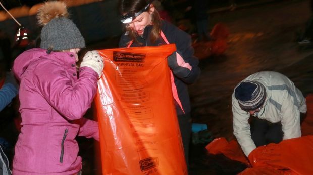 Aproape 8.000 de oameni au dormit o noapte sub cerul liber. Care este motivul