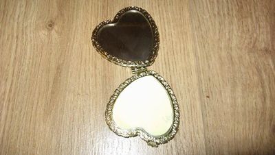 Motivul uimitor pentru care unele femei dorm cu o oglindă sub pernă