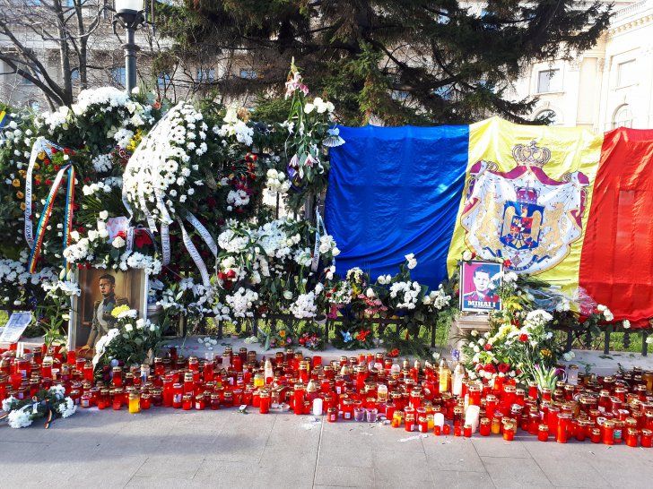 Regele Mihai, ultima noapte la Palatul Regal. Zeci de mii de români şi-au luat rămas bun