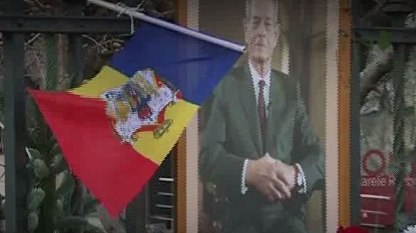 Lumânări și flori pentru Regele Mihai. Imagini CUTREMURĂTOARE surprinse la Palatele Regale