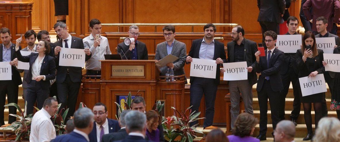 Comedie mută în Parlament! Partidul lui Dragnea, acuzat că a umblat la... butoane