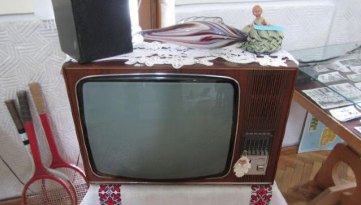 Adevărul despre peştele de sticlă pe mileu pus de bunici şi părinţi pe TV. Ce reprezintă el, de fapt