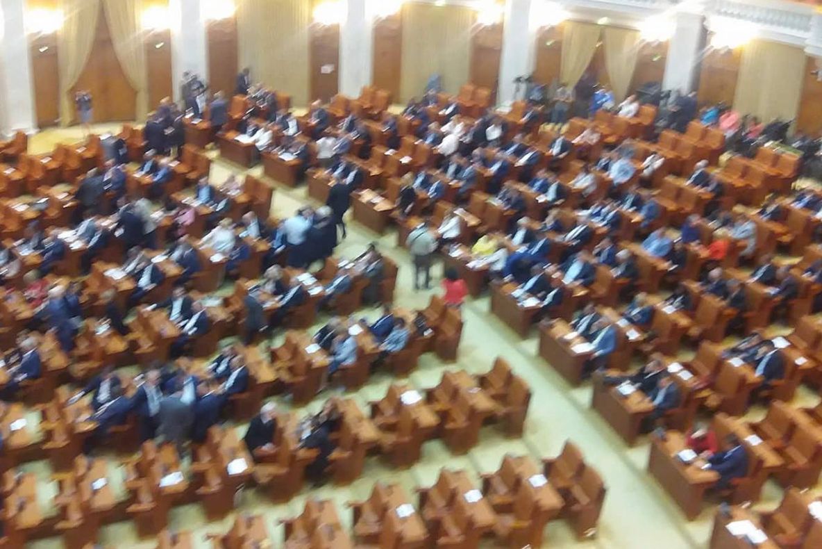 Ședință solemnă a Parlamentului pentru Revoluția din 1989. ”Imnul Golanilor”, pe telefon, la tribună