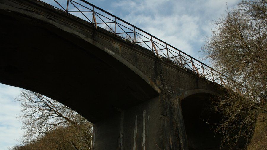 Şase cadavre spânzurate de poduri și un mesaj. Descoperirea a îngrozit țara înainte de Crăciun