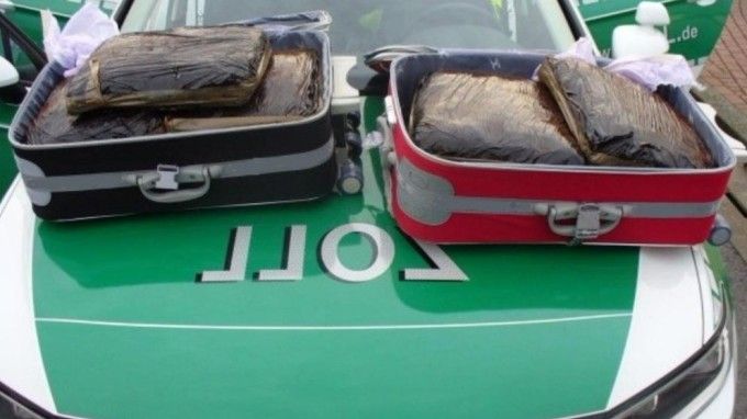 Doi români, arestați în Germania, după ce au fost prinși cu 10 kg de droguri