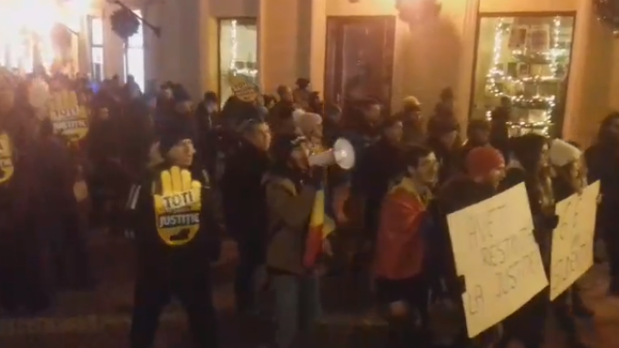 Timișoara: Sute de oameni au scandat împotriva modificărilor legilor Justiției