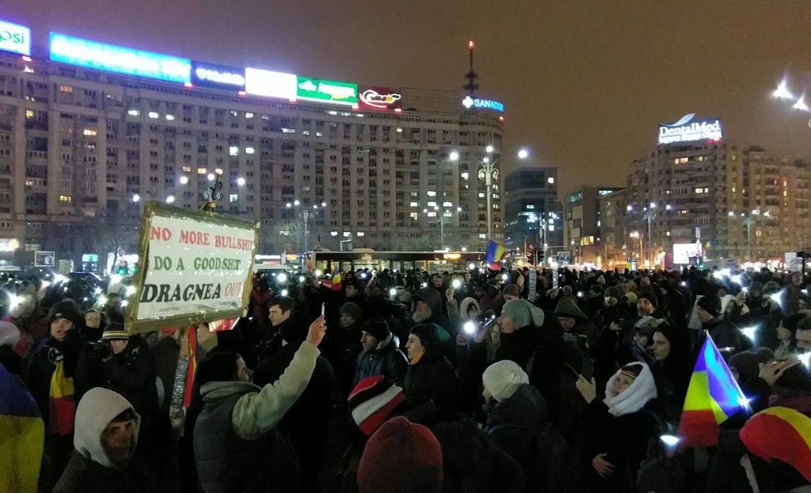 #Rezist.Sute de oameni în Piaţa Victoriei."Firea, nu uita, asta nu e piaţa ta!", scandarea preferată
