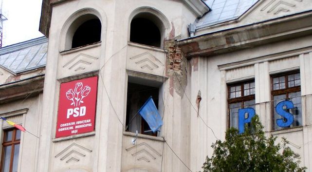 Protest în fața PSD Iași față de legile Justiției. Oamenii au adus pancarte cu discursul regelui