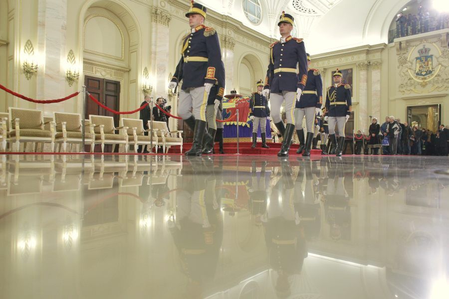 Trupul neînsufleţit al Regelui Mihai, adus în Capitală. Cele mai emoţionante imagini 
