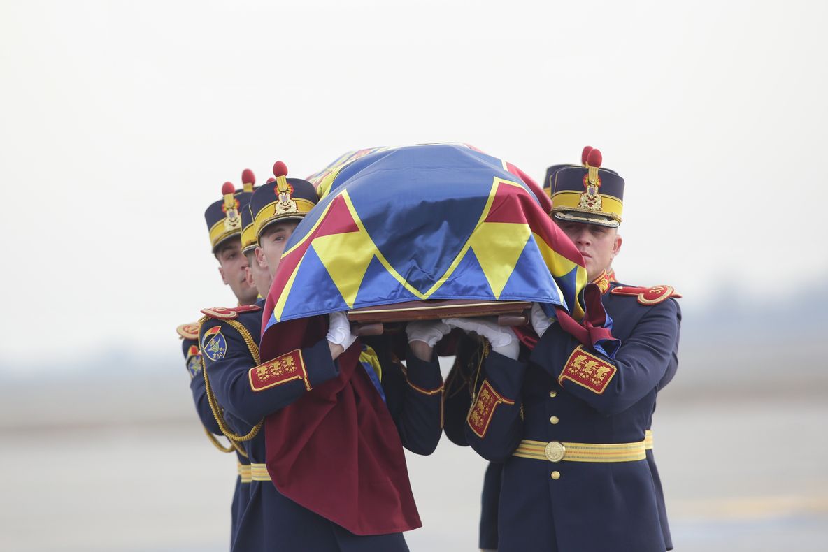 Imagini emoţionate de pe Aeroportul Otopeni: Regele Mihai s-a întors acasă