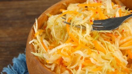 A ras o ridiche neagră, un morcov şi un măr. A ieşit cea mai bună salată de sezon!