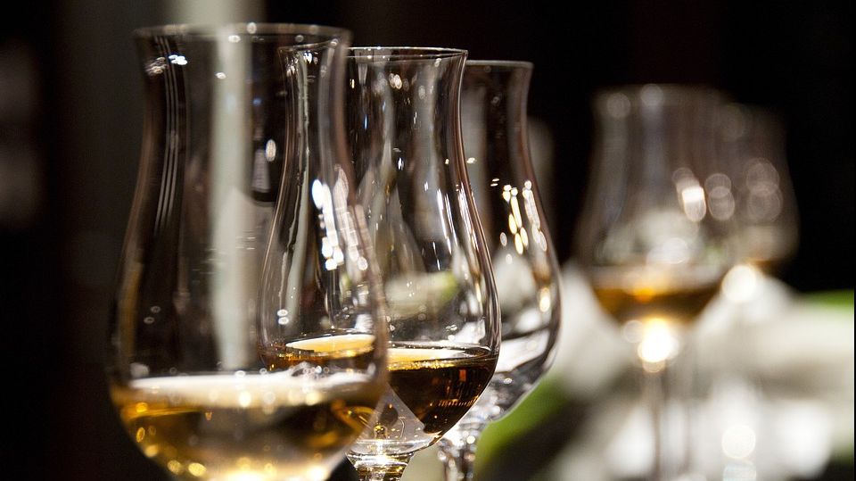 Istoria nebănuită a șampaniei. Doar vinurile produse într-o zonă poartă denumirea ”champagne”