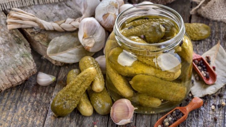 Nu mai arunca saramura de la castraveții murați! Dr. Oz te învață cum să o folosești 