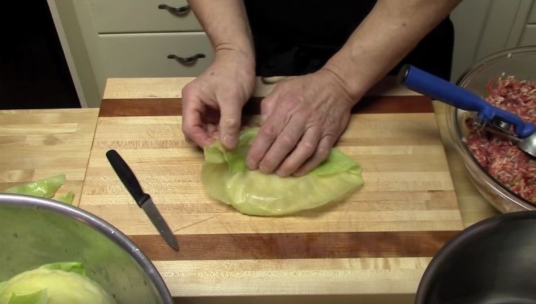 Cum se împachetează, de fapt, sarmalele cu foi de varză